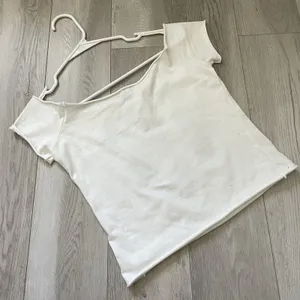 Brandy Melville Tshirt cotton off shoulder 16 crop womens White one size sporty thumbnail 4