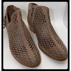 Vince Camuto Phandra Ankle Booties Womens 7.5 Brown Laser Cut Buckle Boot thumbnail 1