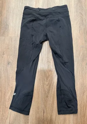 Lululemon Black Crop Leggings Size 4 Athleisure Running Workout Pants‎ thumbnail 1