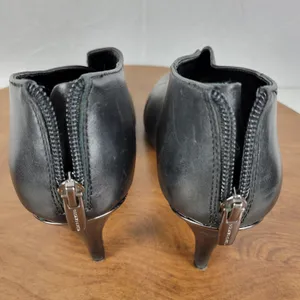 Vince Camuto Vyammi Womens Ankle Bootie Size 9.5 Black V-cut Leather Heeled Boot thumbnail 7