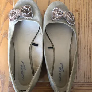 Flats with sparkly bow on them! Size 10 thumbnail 1
