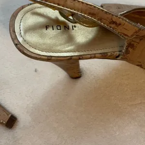 FIONI Clothing Tan and Gold Heels Slingback thumbnail 6