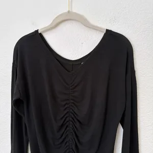 [Zella] Heathered Black Amare Ruched Front V-Neck Long Sleeve T-Shirt Sz Medium thumbnail 3