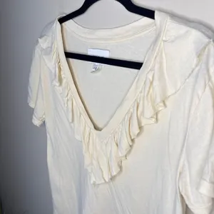 Current/Elliott‎ Cream Ruffle V-Neck Short Sleeve Cream Top Size 1 Small T-Shirt thumbnail 2