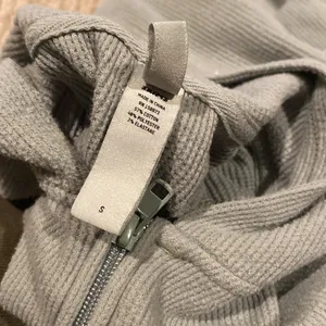 SKIMS CROPPED ZIPPED HOODIE thumbnail 4