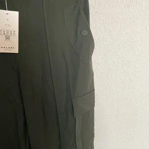 HALARA Green High Waisted Multiple Pocket Wide Leg Nylon Cargo Pants Small NWT thumbnail 4