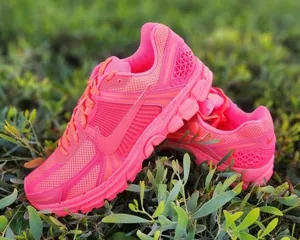 New NIKE Air Zoom Vomero 5 'Hot Punch’ thumbnail 1