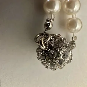 Faux pearl necklace with rhinestone magnetic clasp thumbnail 3