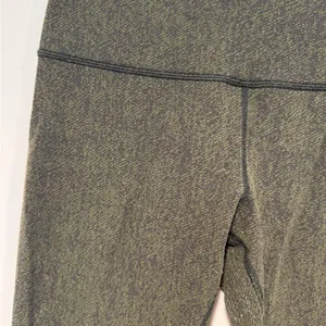 Green and black‎ patterned Lululemon wunder under leggings thumbnail 2