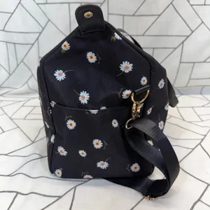 Alice + Olivia Duffel Bag Medium Black Daisy Floral Crossbody Travel Weekend‎ thumbnail 3