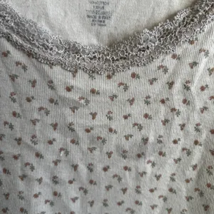 Brandy Melville Ivory Floral Cami Tank Top Bow‎ Accent Lace Trim Cotton thumbnail 3