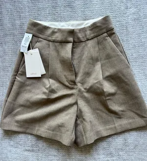 Aritzia Wilfred Tailored Shorts  thumbnail 1