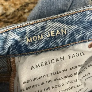 American Eagle Strigid Ripped Mom Jean Straight Leg Distressed High Rise Festival Womens 00R thumbnail 8