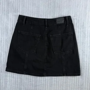 American Eagle Black Denim Button Front Mini Skirt Size 2 Casual Edgy Goth Emo thumbnail 4