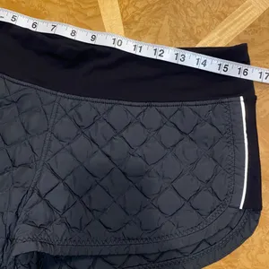 Lululemon Athletica Hot Cheeks Shorts 800 Fill Goose Down Size 8 thumbnail 8