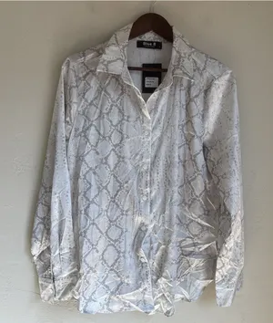 NWT Blue B Collection Womens Small Grey Snakeskin Satin Button Down Blouse Shirt thumbnail 1