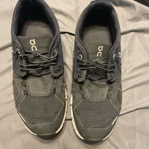 On Running women’s black Athletic running Shoes size 8.5 thumbnail 2