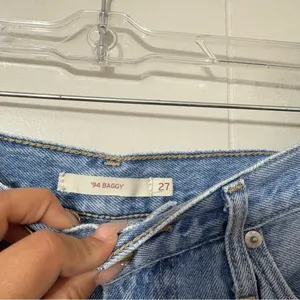 Levi’s ‘94 Baggy Jeans Women’s Size 27 High Rise Light Wash Distressed Straight thumbnail 4