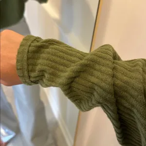 Green lightweight turtleneck cropped sweater thumbnail 3