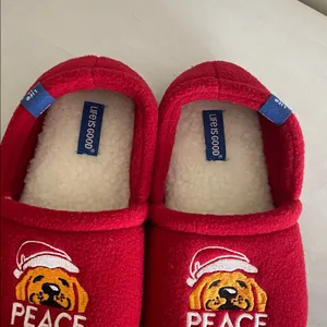 Women’s Life Is Good house slippers red fleece “Peace Love Dogs” new size 7 NEW thumbnail 6