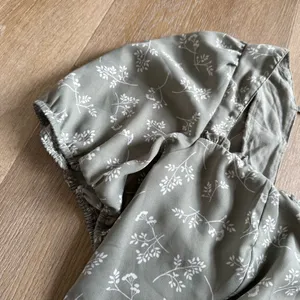 Abercrombie and Fitch Green Floral Puff Sleeve Top thumbnail 4
