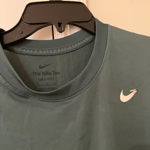Nike Men’s green Tshirt  thumbnail 2