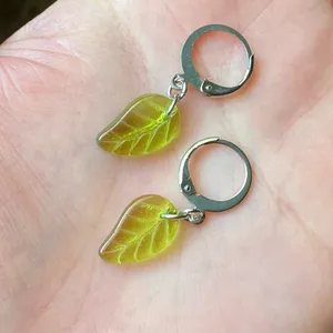 Handmade fairy forest vintage retro aesthetic style simple Czech glass leaf dangle earrings🍃💚 thumbnail 5