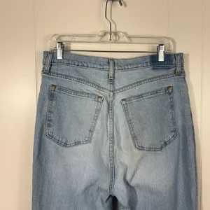 Abercrombie & Fitch The 90s Straight Ultra High Rise Distressed Light Wash Jeans thumbnail 6