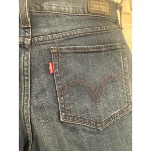 Levi’s Dark Wash Skinny Jeans Women’s Denim Slim Fit 11 pre loved thumbnail 2