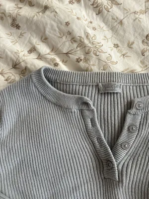 Brandy Melville Cropped ribbed baby blue sweater thumbnail 2