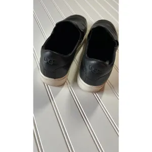UGG Jass Slip On Sneaker Black Pebbled Leather Platform Shoes Womens 9 thumbnail 3