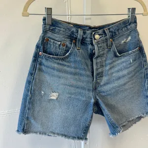 Levis Premium 501 Original Denim Shorts Medium Wash Distressed Raw Hem W24 1758 thumbnail 3