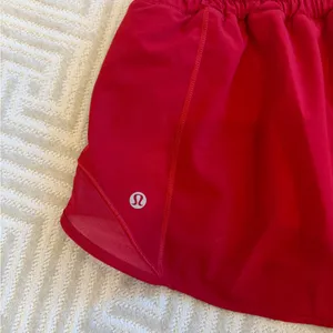 Lululemon women’s Hotty hot shorts 2.5” thumbnail 4