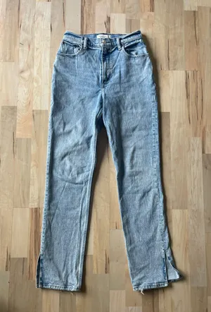 Abercrombie 90s Straight Ultra High Rise Jean thumbnail 3