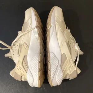 Nike Air Huaraches‎ Sneakers. Size 7.5 Cream thumbnail 7