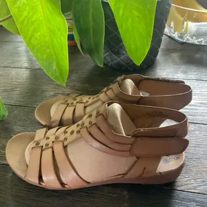 BareTraps Tan Strappy Gold Studs Leather Sandals 1” Rubber Sole Size 9 thumbnail 5