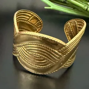 Vintage AVON Moroccan Weave Wide Cuff Chunky Statement Gold Tone Bangle Bracelet thumbnail 1