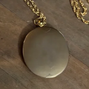 Vintage gold tone oval filigree locket pendant necklace thumbnail 4