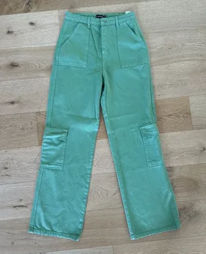 PrettyLittleThing - Cargo Pocket Baggy Wide Leg Jeans in Green thumbnail 1