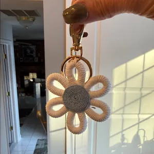 White daisy/sunflower keychain thumbnail 2