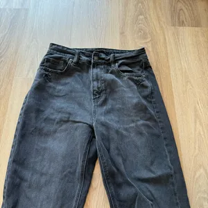 American Eagle Black Mom Straight Jean thumbnail 3