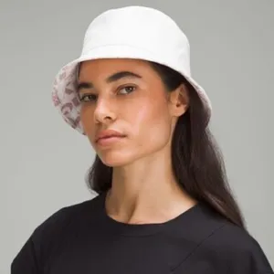 Lululemon NWT S/M Both Ways Reversible Bucket Hat in Manifesto Print &‎ Bone thumbnail 1