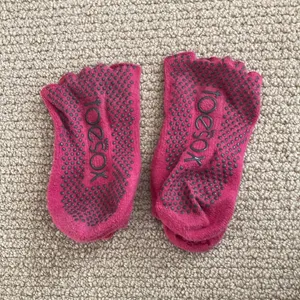 Toesox Half Toe Bellarina Grip Socks Size Medium Dark Pink Barre Pilates EUC thumbnail 5