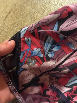 Lululemon Hotty Hot Short II *2.5" Lush Lillies Multi / Black Size 8 thumbnail 5