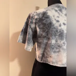 EUC Pink Floyd Black and Gray Tie Dye Cropped Tee size medium thumbnail 5