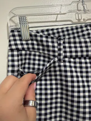 Old Navy Pixie Gingham Ankle Pants Women’s Size Petite 2 In good condition * Slim, tailored silhouette with a flattering mid-rise fit * Soft stretch cotton blend for all-day comfort * Zip fly with hook-and-bar and button closure * Belt loops * Functional front slash pockets * Faux welt back pockets * Cropped ankle length * Perfect for the office, business casual, workwear, brunch, or everyday wear * Fabric: 95% Cotton, 5% Spandex thumbnail 4