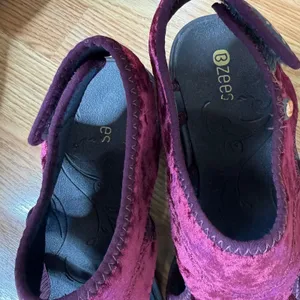 Bzees Drama Women's Velvet Wedge Sandals Burgundy Size 10W thumbnail 7