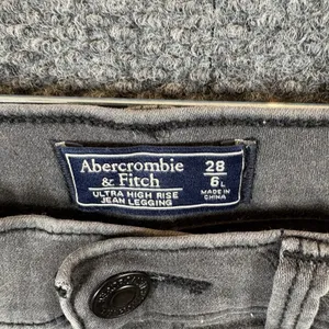 Abercombie And Fitch Jeans Womens 28/6L Gray Faded Denim High‎ Rise Jean legging thumbnail 3