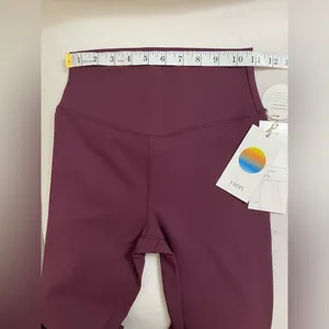 NWT Vuori Chilled Out Performance Legging in a Cerise Color Size S thumbnail 7