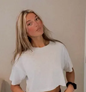 😻 Super Cute TNA Aritzia Light Grey Short Sleeve Cropped T Shirt thumbnail 1